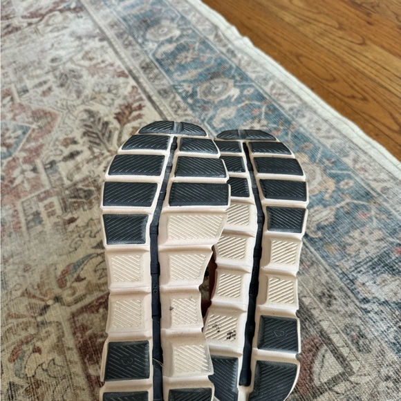 On Running Athletic Shoes Beige Interior Lightweight Design - Picture 9 of 13